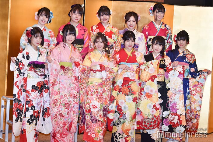 AKB48(前列左から)山田菜々美、大森美優、込山榛香、谷口めぐ、川本紗矢、吉川七瀬(後列左から)本田そら、立仙愛理、行天優莉奈、左伴彩佳、野澤玲奈/AKB48グループ成人式記念撮影会 (C)モデルプレス