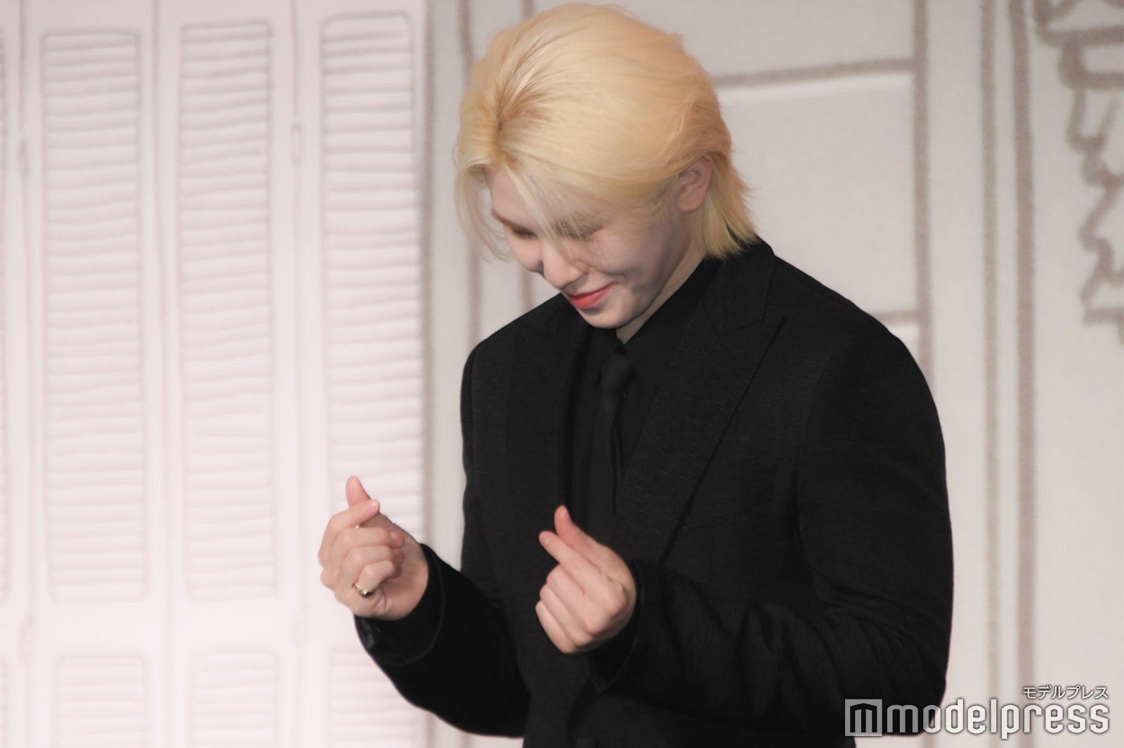 ハートポーズを褒められて照れるWOOZI（ウジ）（C）モデルプレス