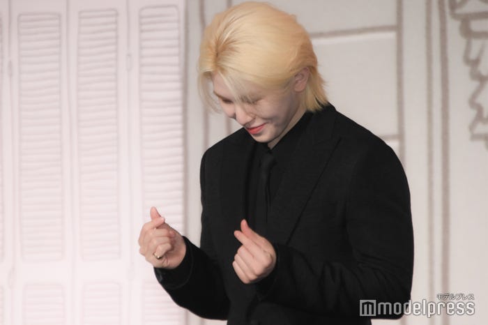 ハートポーズを褒められて照れるWOOZI(ウジ)(C)モデルプレス