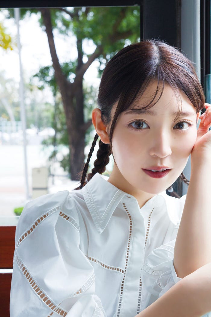 乃木坂46 阪口珠美1st写真集「青いバラ」セブンネット版裏表紙:撮影/Takeo Dec.(画像提供:幻冬舎)