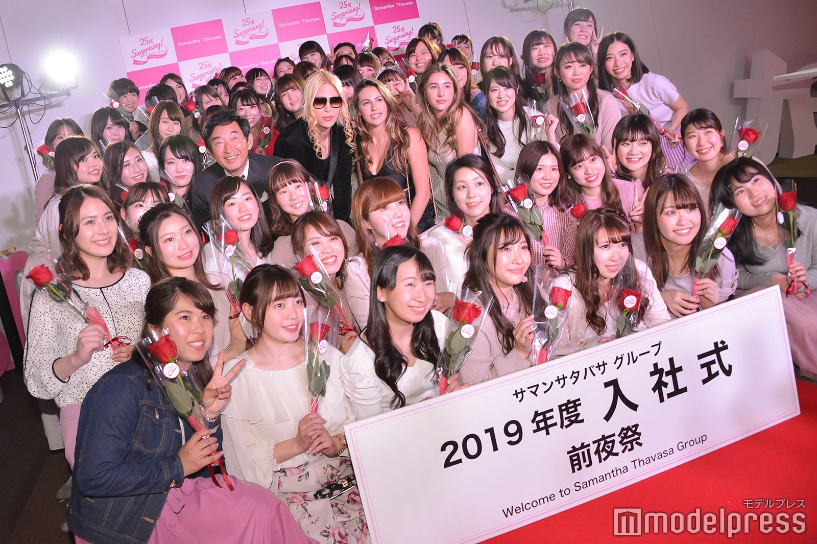 新入社員と記念撮影 （C）モデルプレス