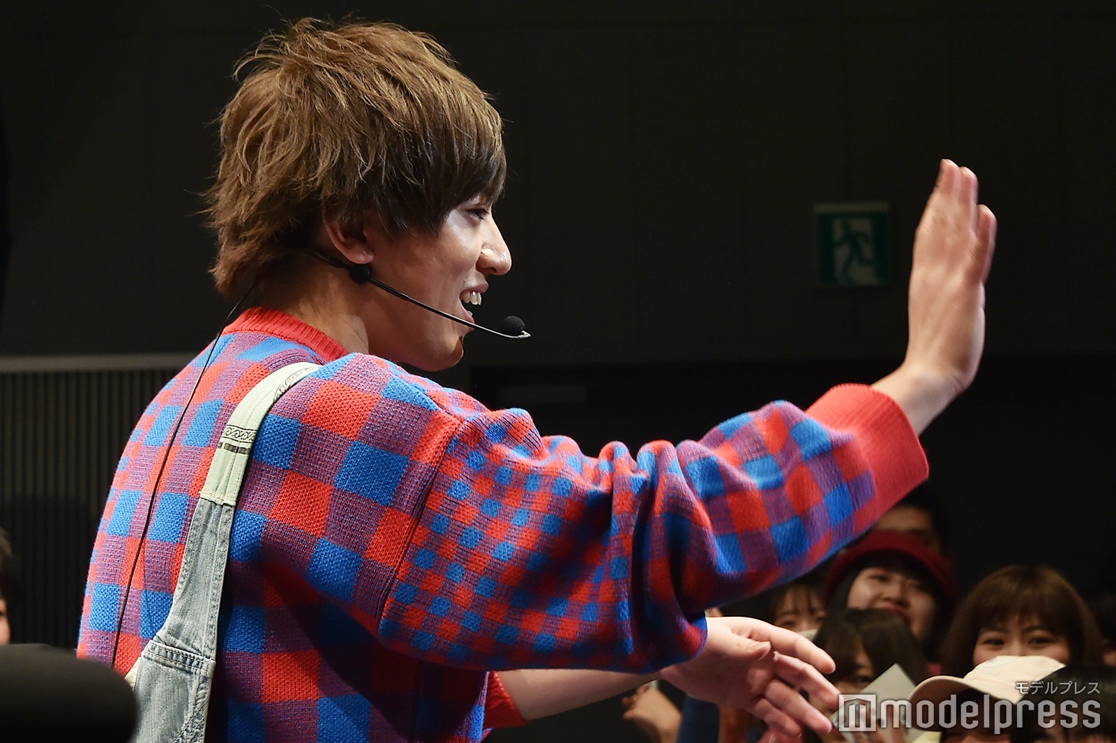 ファンと至近距離で交流するヴァンビ （C）モデルプレス