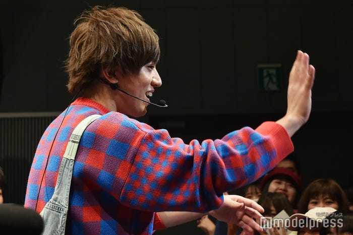 ファンと至近距離で交流するヴァンビ (C)モデルプレス