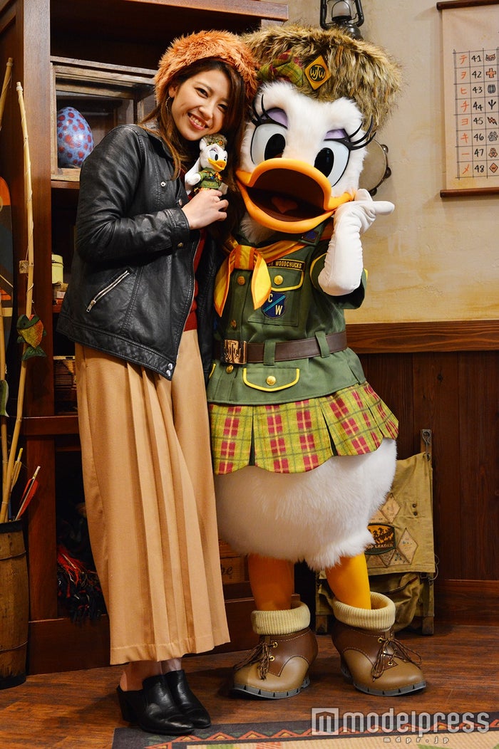 ディズニーランド新エリア初公開 2つ目のグリーティング施設でドナルド デイジーがお出迎え モデルプレス