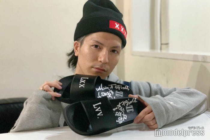 DJふぉいさん、サイン入りサンダルをプレゼント(C)モデルプレス
