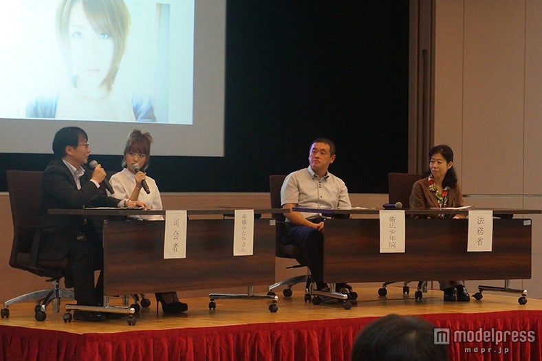 高橋みなみ（左から2番目）