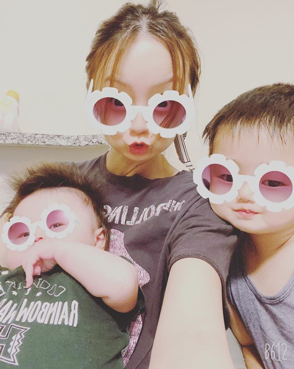鈴木亜美 親子3人 お遊び サングラス加工shotに反響 ほっこり 仲間に入りたい モデルプレス