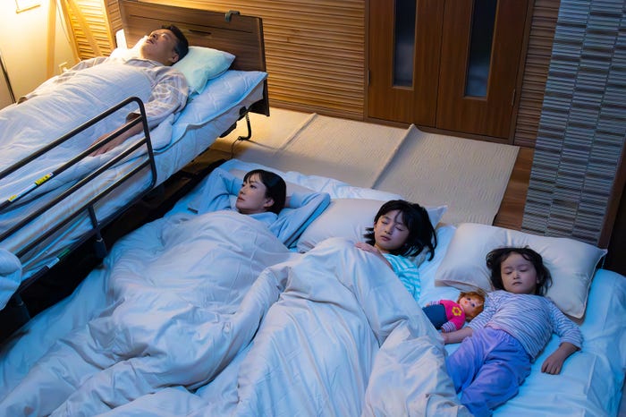 田中哲司、菅野美穂、白山乃愛「ゆりあ先生の赤い糸」第2話より(C)テレビ朝日