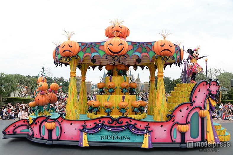 「ハッピーハロウィーンハーベスト」元気いっぱいのパンプキンガールズが踊っているレビューシアターのフロート