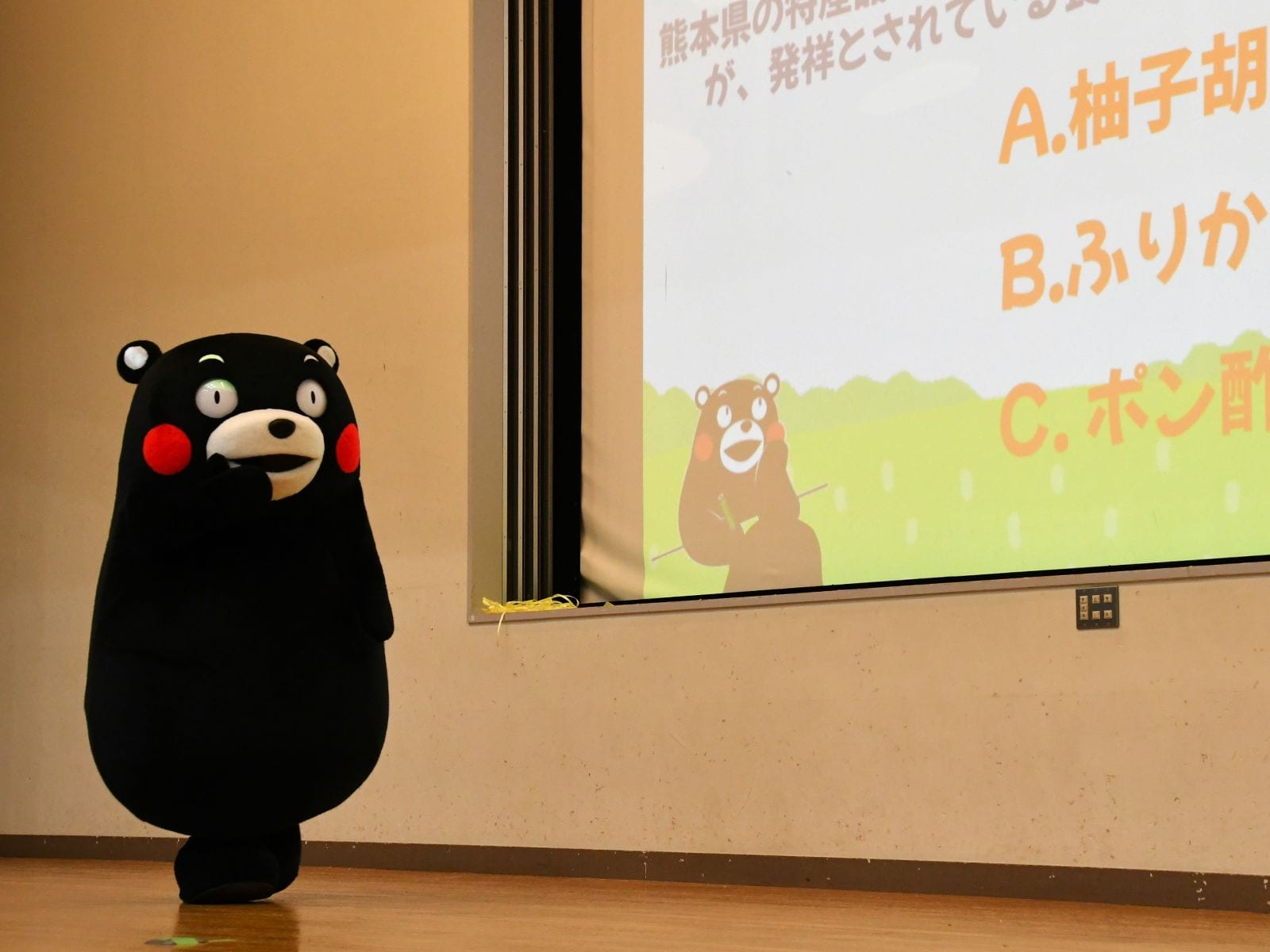 北里大の学園祭に登場！＝11月2日、神奈川県相模原市