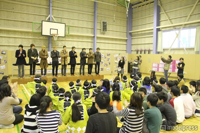 児童福祉施設に訪問するZE:A／(C)NPO法人日韓文化交流会