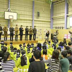児童福祉施設に訪問するZE:A／(C)NPO法人日韓文化交流会