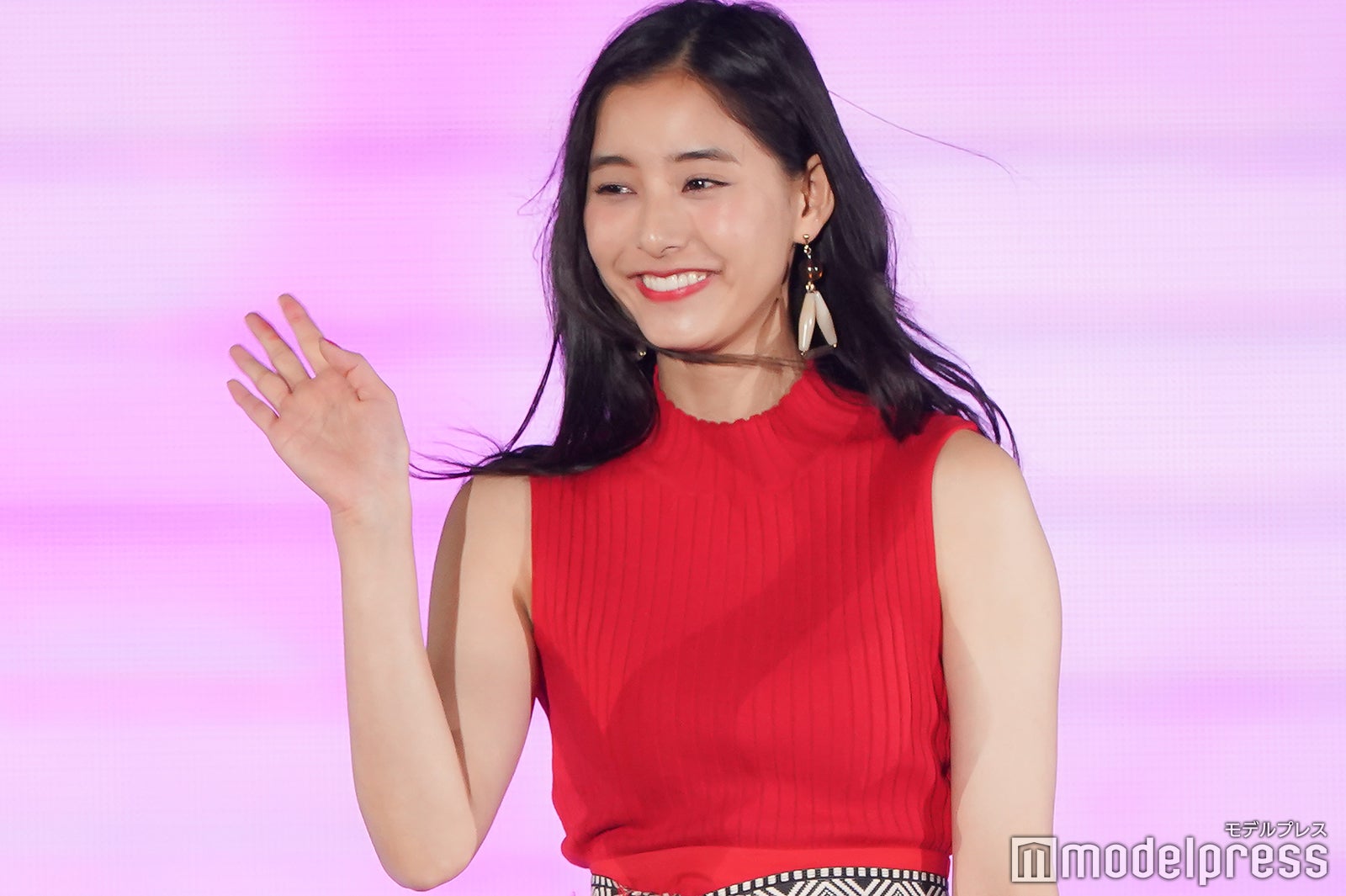 新木優子、ほっそりボディラインに釘付け 投げキスが色っぽい＜GirlsAward 2018 S／S ＞