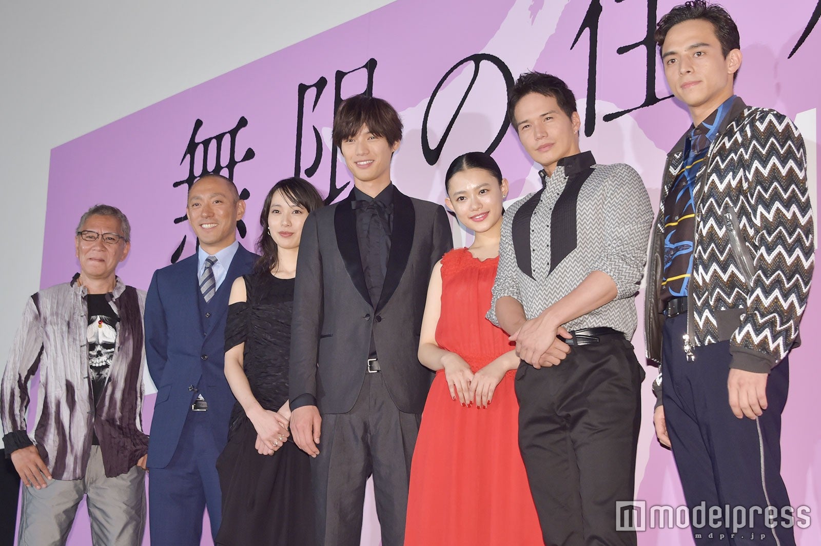 （左から）三池崇史監督、市川海老蔵、戸田恵梨香、福士蒼汰、杉咲花、市原隼人、満島真之介／映画『無限の住人』初日舞台あいさつ （C）モデルプレス