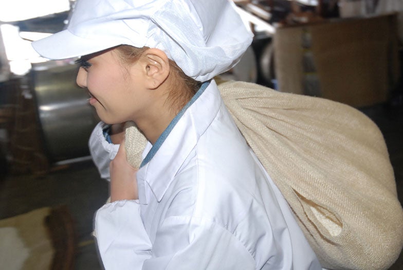 日本酒造りに奮闘する今泉宏美