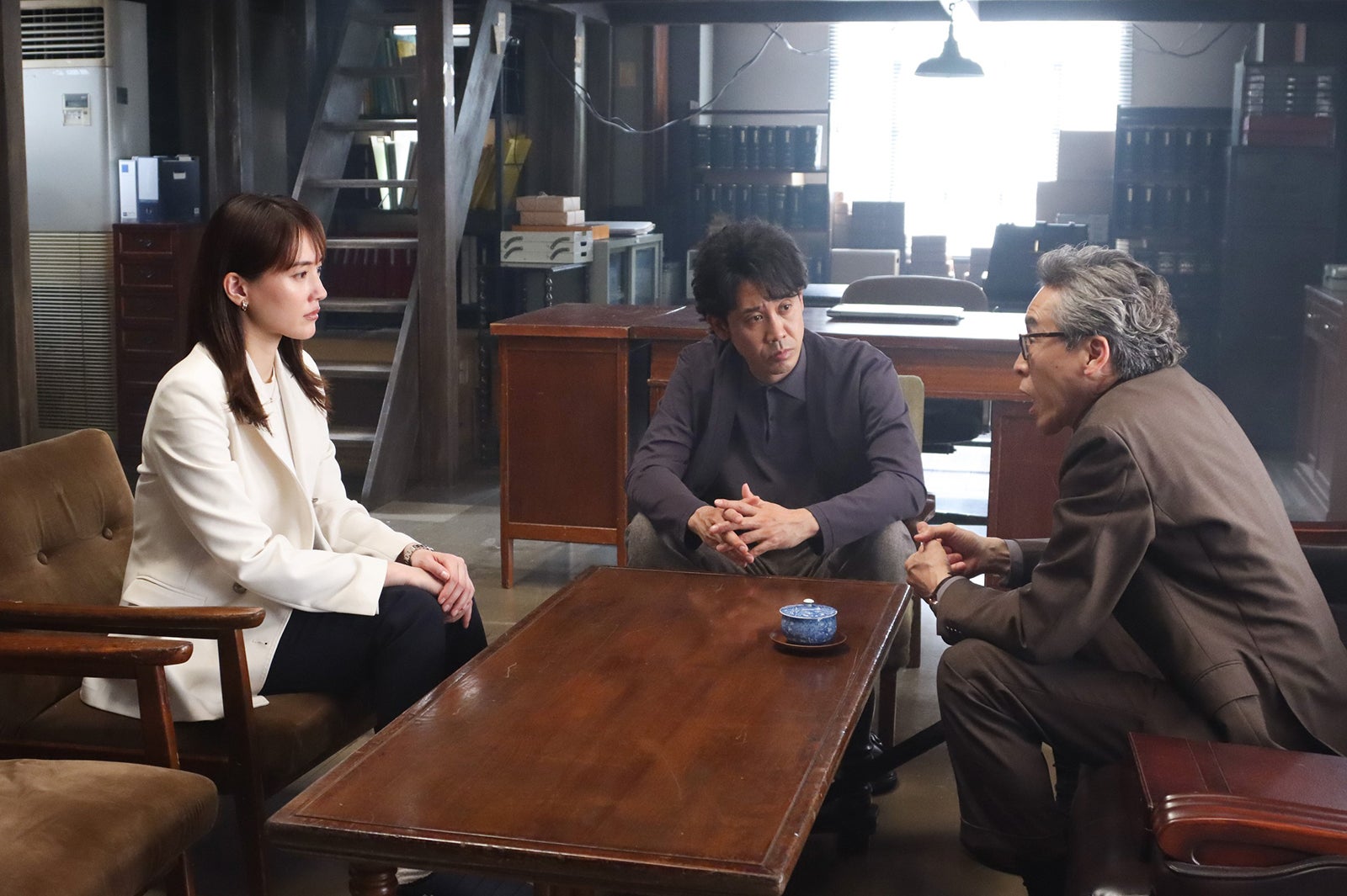 綾瀬はるか、大泉洋、浅野和之／「元彼の遺言状」第6話より（C）フジテレビ