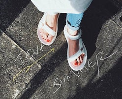 夏の定番スポサンを履くならネイル必須 おしゃれ見えする フットネイルのカラー を伝授 モデルプレス 夏の定番スポサンを履くならネイル必須 おしゃれ見えする フットネイルのカラー を伝授 モデルプレス