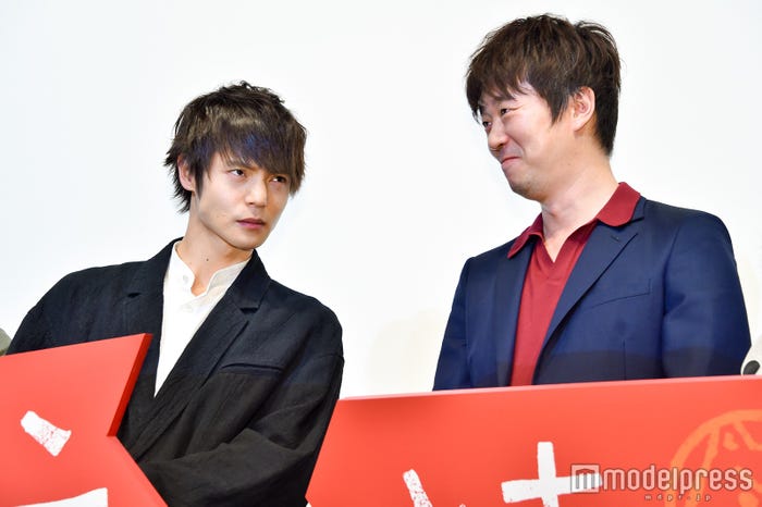 フォトセッション時「睨み合って」と指示を受けた窪田正孝 、思わず笑ってしまう新井浩文(C)モデルプレス