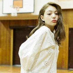 甘くなりすぎない“パンチングレース”で大人ガーリーコーデの完成