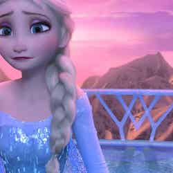 現在公開中の映画「アナと雪の女王」のエルサ女王（左）とアナ王女（右） （C）2014　Disney．All Rights Reserved．