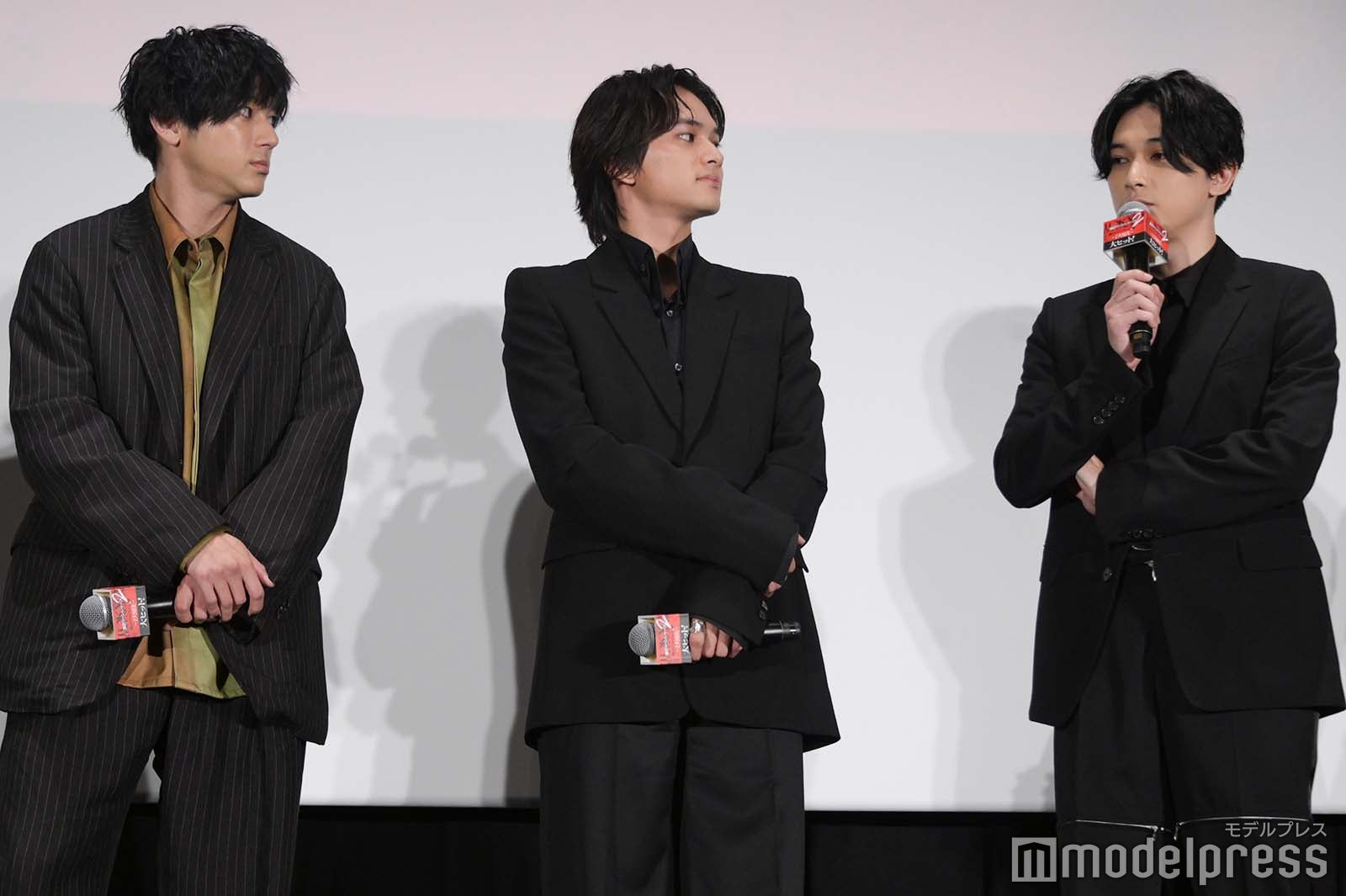 吉沢亮の話をじっと聞く山田裕貴＆北村匠海