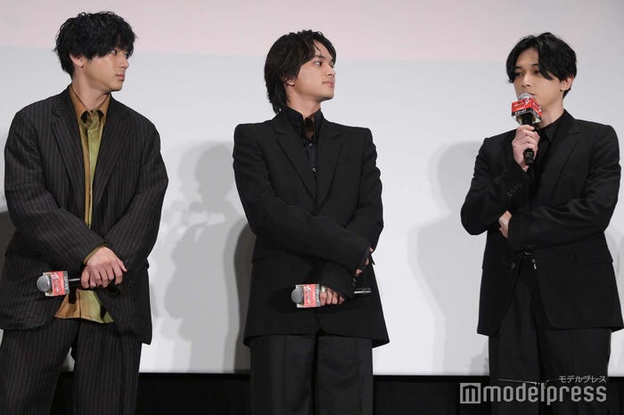 吉沢亮の話をじっと聞く山田裕貴&北村匠海