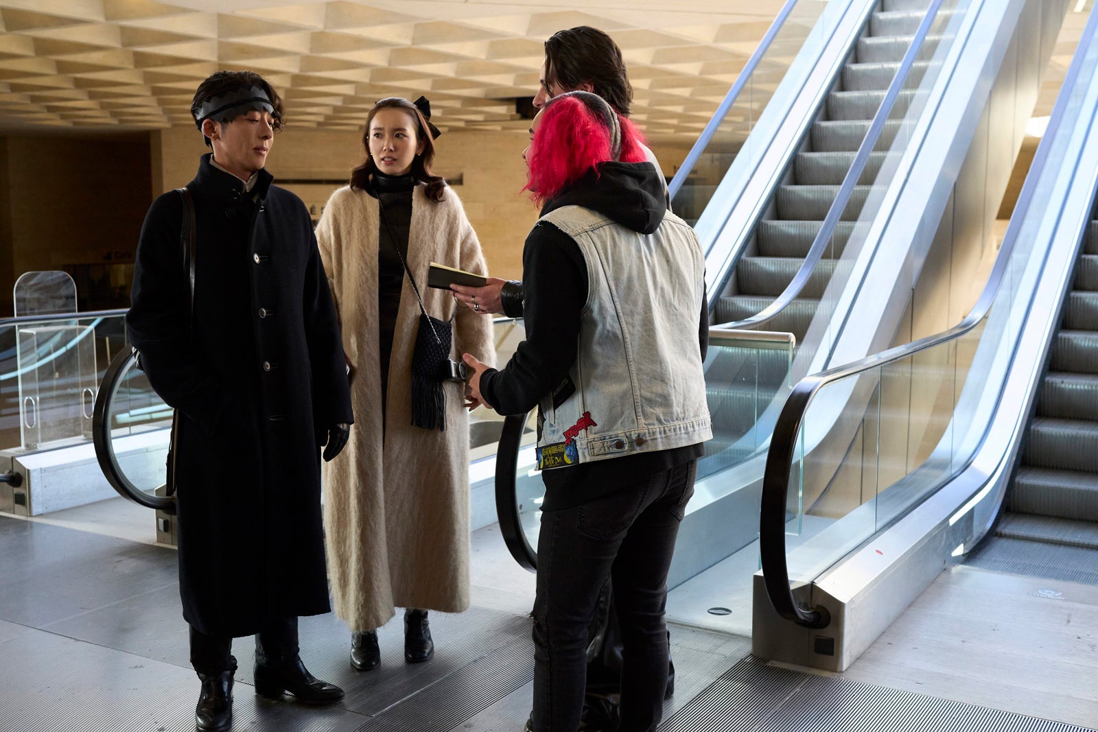 高橋一生、飯豊まりえら（C）2023「岸辺露伴 ルーヴルへ行く」製作委員会（C）LUCKY LAND COMMUNICATIONS／集英社