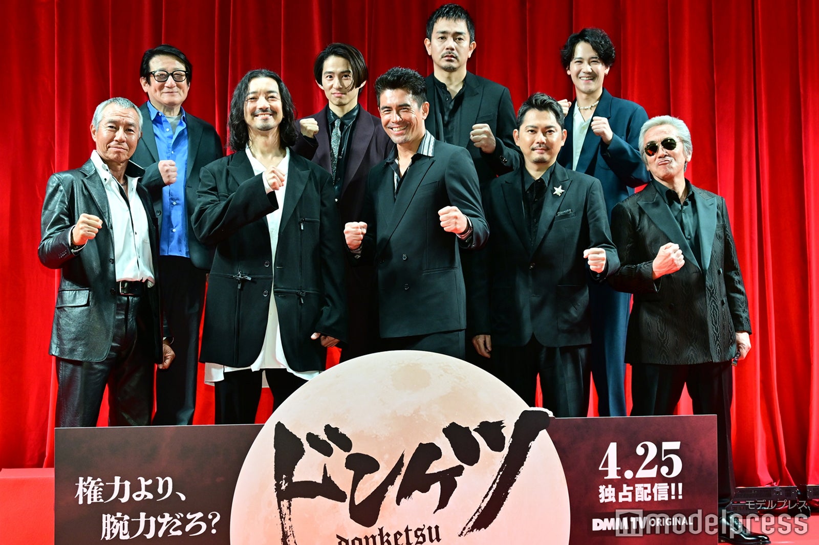 （後列左から）水田伸生監督、三宅健、青柳翔、葉山奨之（前列左から）柳葉敏郎、金子ノブアキ、伊藤英明、今井翼、寺島進（C）モデルプレス