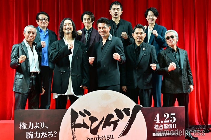 (後列左から)水田伸生監督、三宅健、青柳翔、葉山奨之(前列左から)柳葉敏郎、金子ノブアキ、伊藤英明、今井翼、寺島進(C)モデルプレス