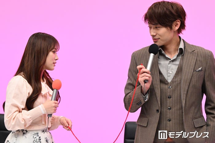 高松アロハの身長が2mくらいあると思っていた矢吹奈子(C)モデルプレス