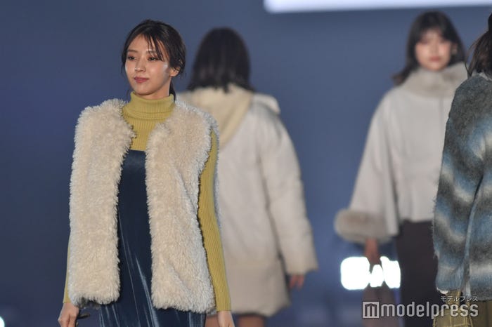 渡邉理佐と並ぶ小林由依(C)モデルプレス