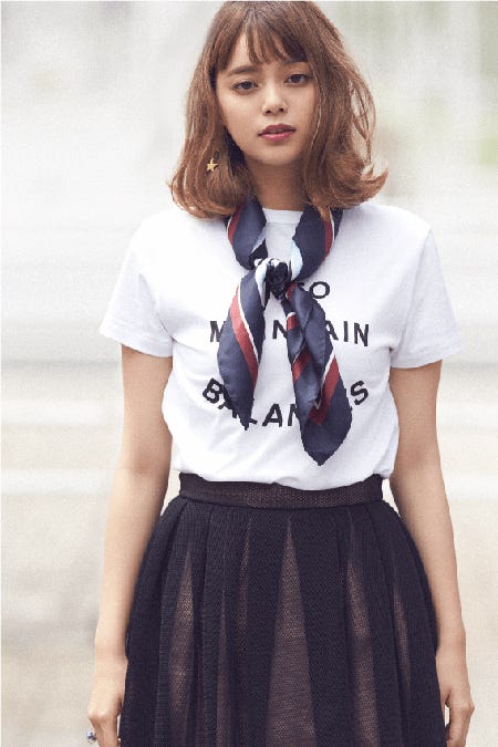 首に巻いたスカーフ¥7,800、Tシャツ¥3,800/ともに Mila Owen(Mila Owen ルミネ新宿2) スカート¥43,000/KATTYXOMARA(Sian PR) ピアス¥4,800/Cuvee リング¥9,500/myu(VITA showroom)(C)TOPLOG