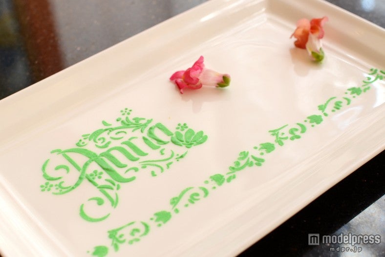 お皿にはアナのデザイン