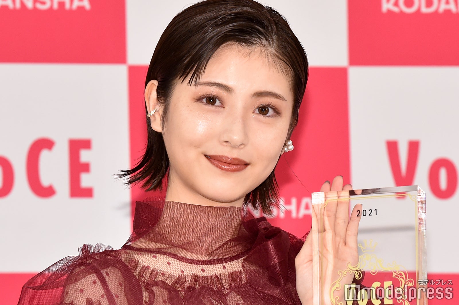 「最も美しい人」を受賞した浜辺美波（C）モデルプレス