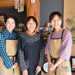 まるで実家のような安心感のあるお宅でお母さんとパシャリ(C)モデルプレス