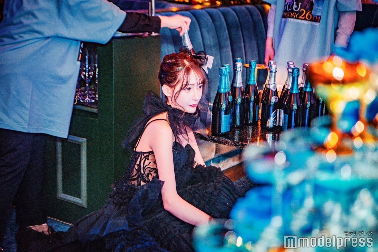 リボンがポイント。ドレスに合わせたヘアスタイルに（C）モデルプレス