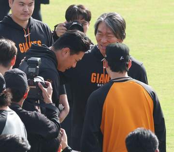 巨人・田中将「自分にとってはヒーロー」 松井新監督と対面 「同じユニホームで戦えるのはうれしい。縁を感じています」 あいさつし背中をポンポンたたかれる