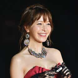 モデルプレス - 藤井リナ、胸元大胆に華やかランウェイ 大人セクシーで台湾女子を魅了