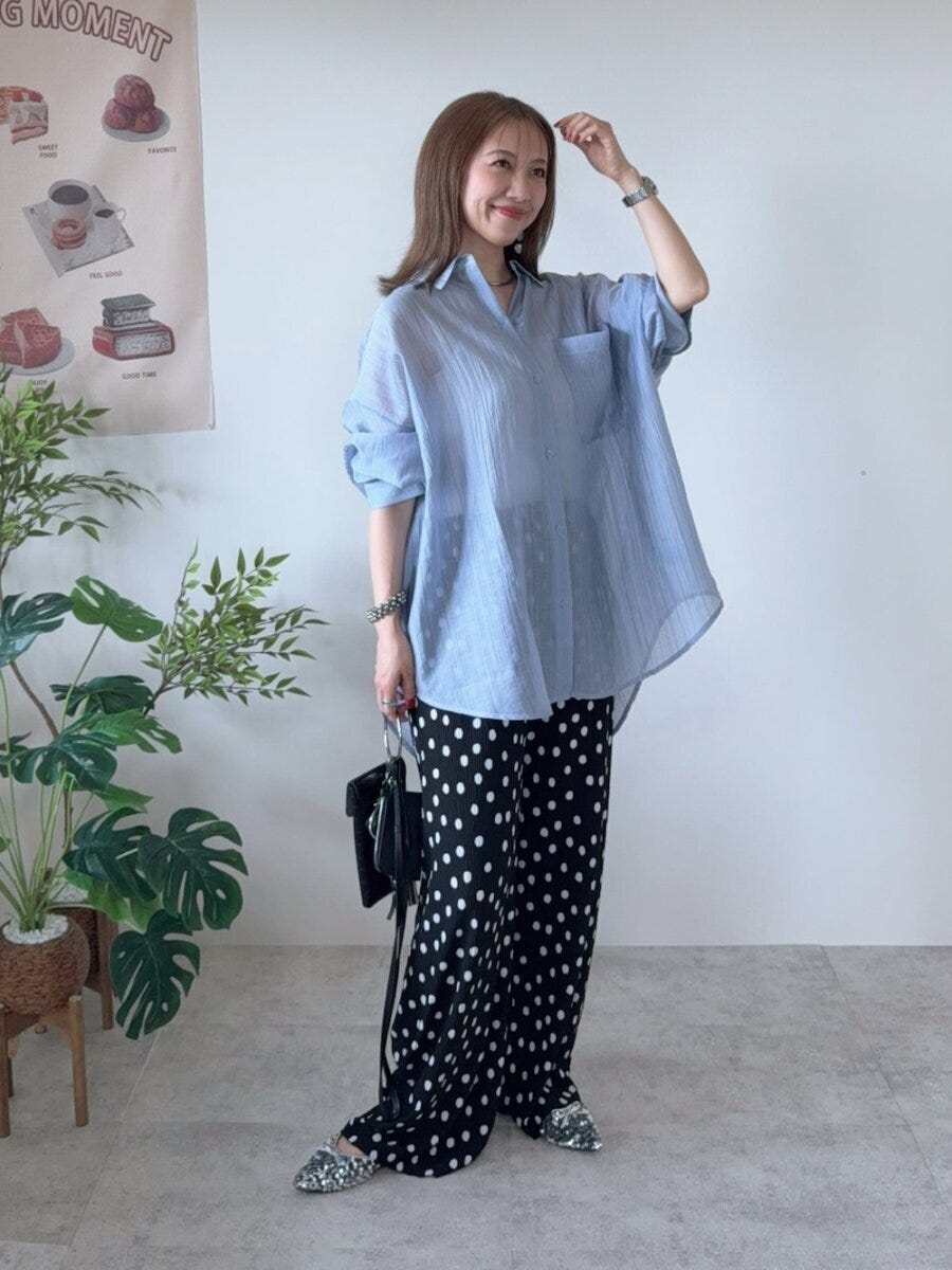 2026春夏大人女性おすすめブルーシャツ大人かわいいコーデ