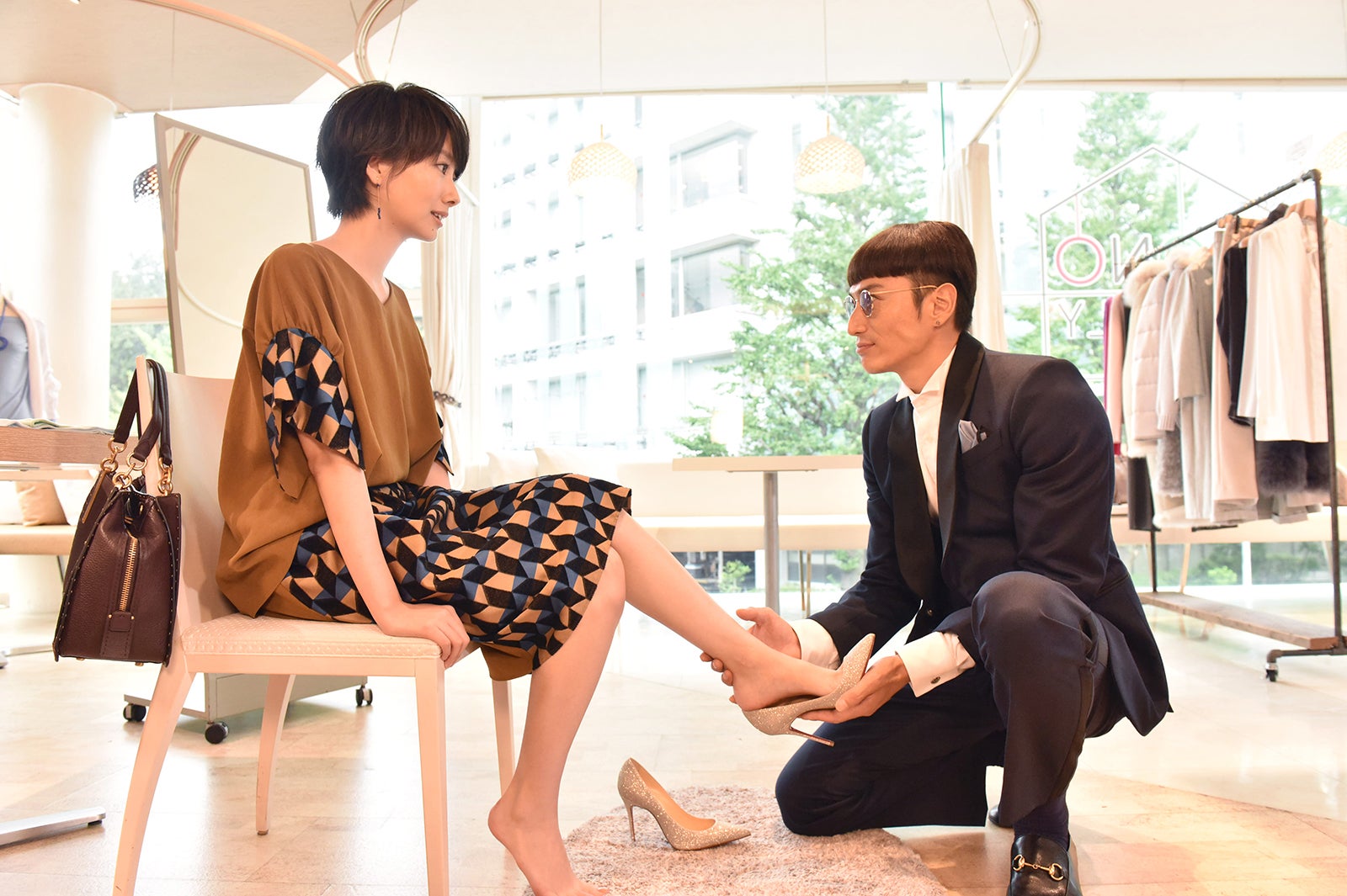 波瑠、伊勢谷友介／「サバイバル・ウェディング」第9話より（C）日本テレビ