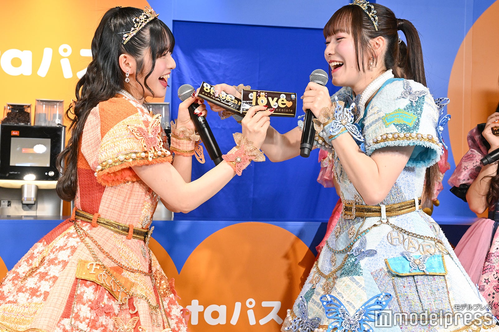 鎮西寿々歌、真中まな（C）モデルプレス