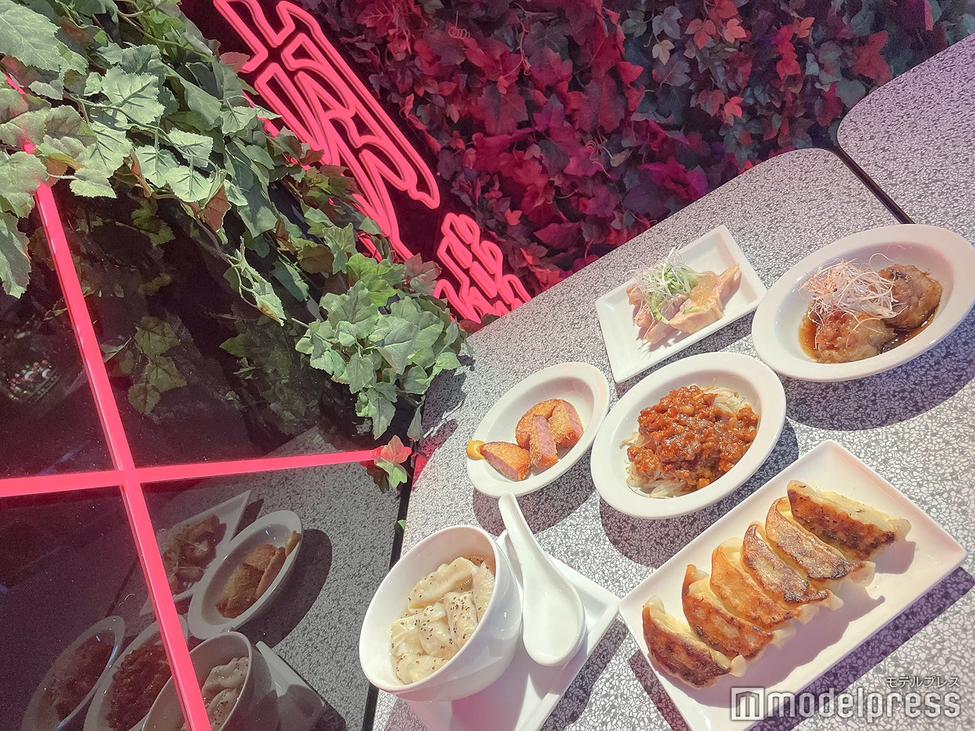 「近未来餃子H」食事（C）モデルプレス