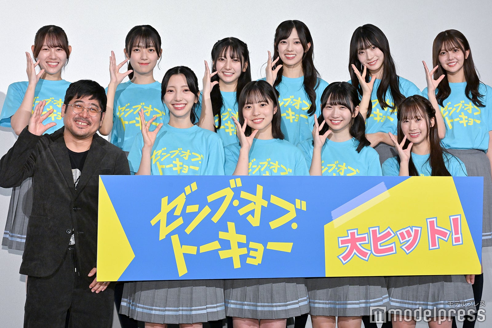 （後列左から）平岡海月、平尾帆夏、竹内希来里、清水理央、宮地すみれ、山下葉留花（前列左から）熊切和嘉監督、小西夏菜実、正源司陽子、藤嶌果歩、石塚瑶季（C）モデルプレス