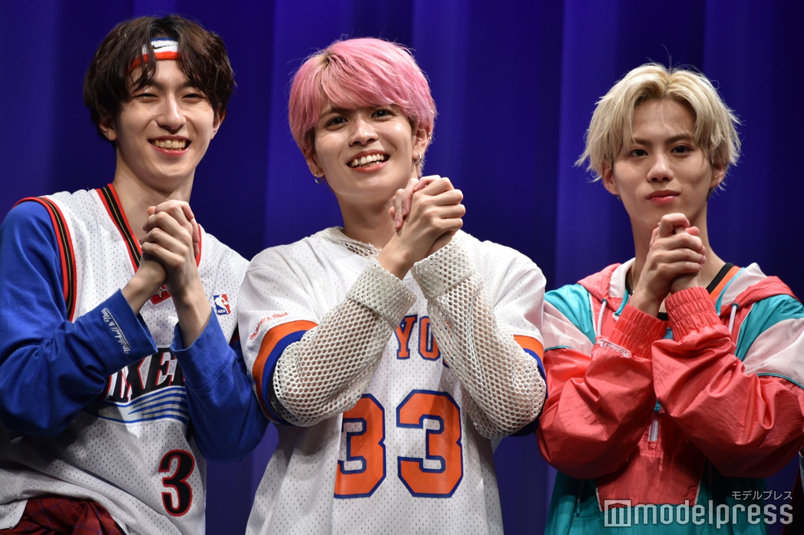 ムービーカメラにポーズをとる四谷真佑、栗田航兵、小堀柊 （C）モデルプレス