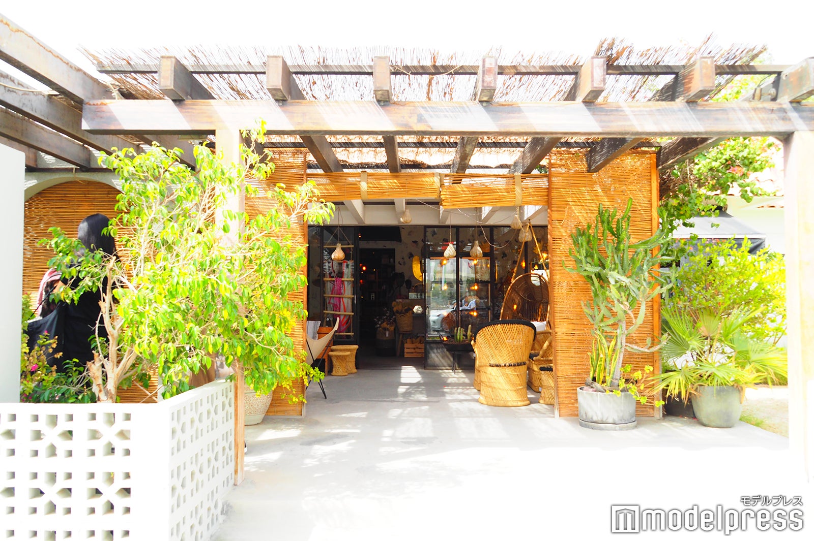 ドバイで人気のオーガニックカフェ「comptoir102」の外観（C）モデルプレス