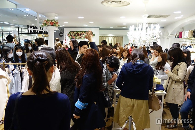 ファンが押し寄せた店内