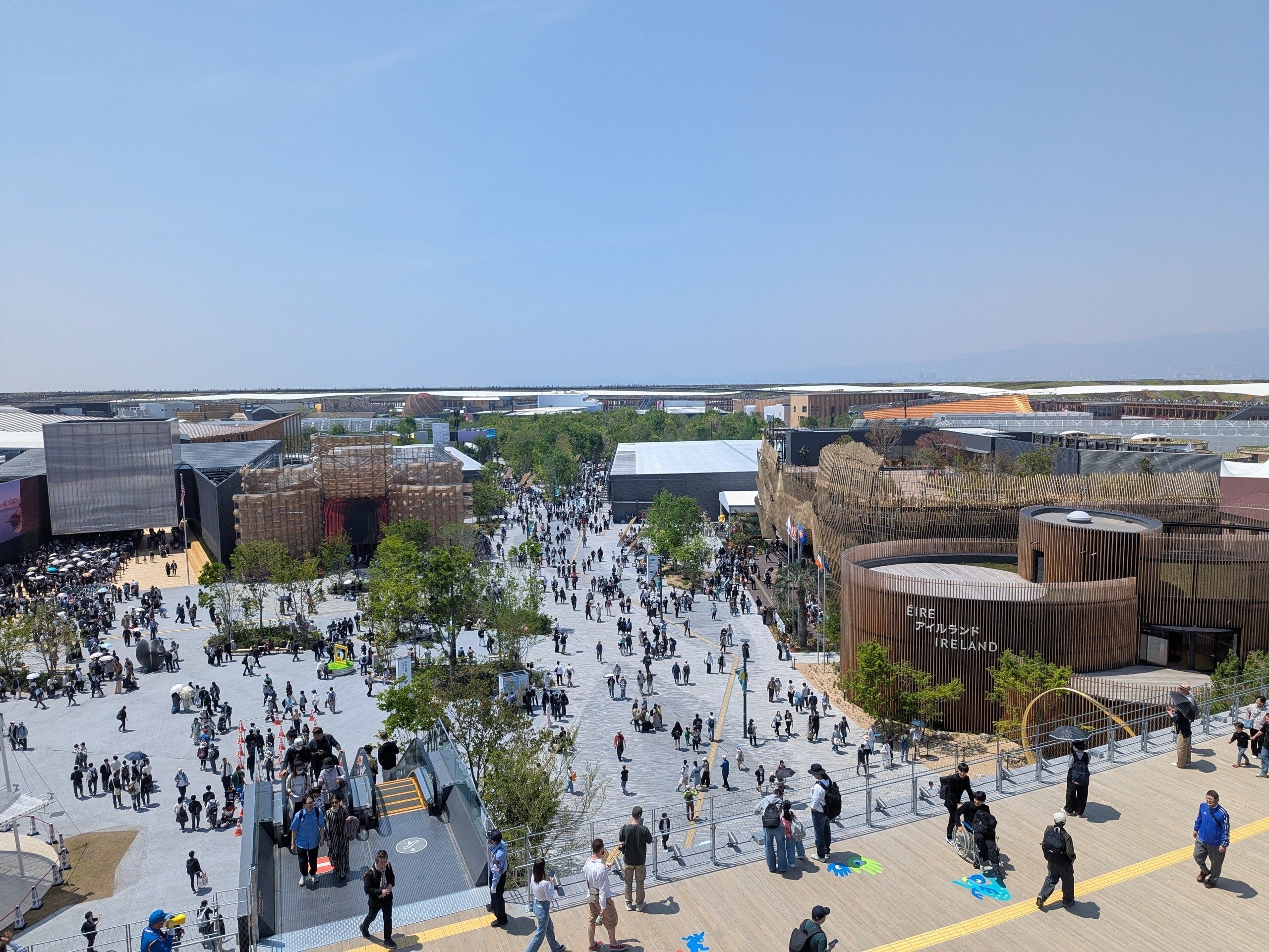 大屋根リングから万博会場を望む。点在する木々は海に浮かぶ島をイメージ