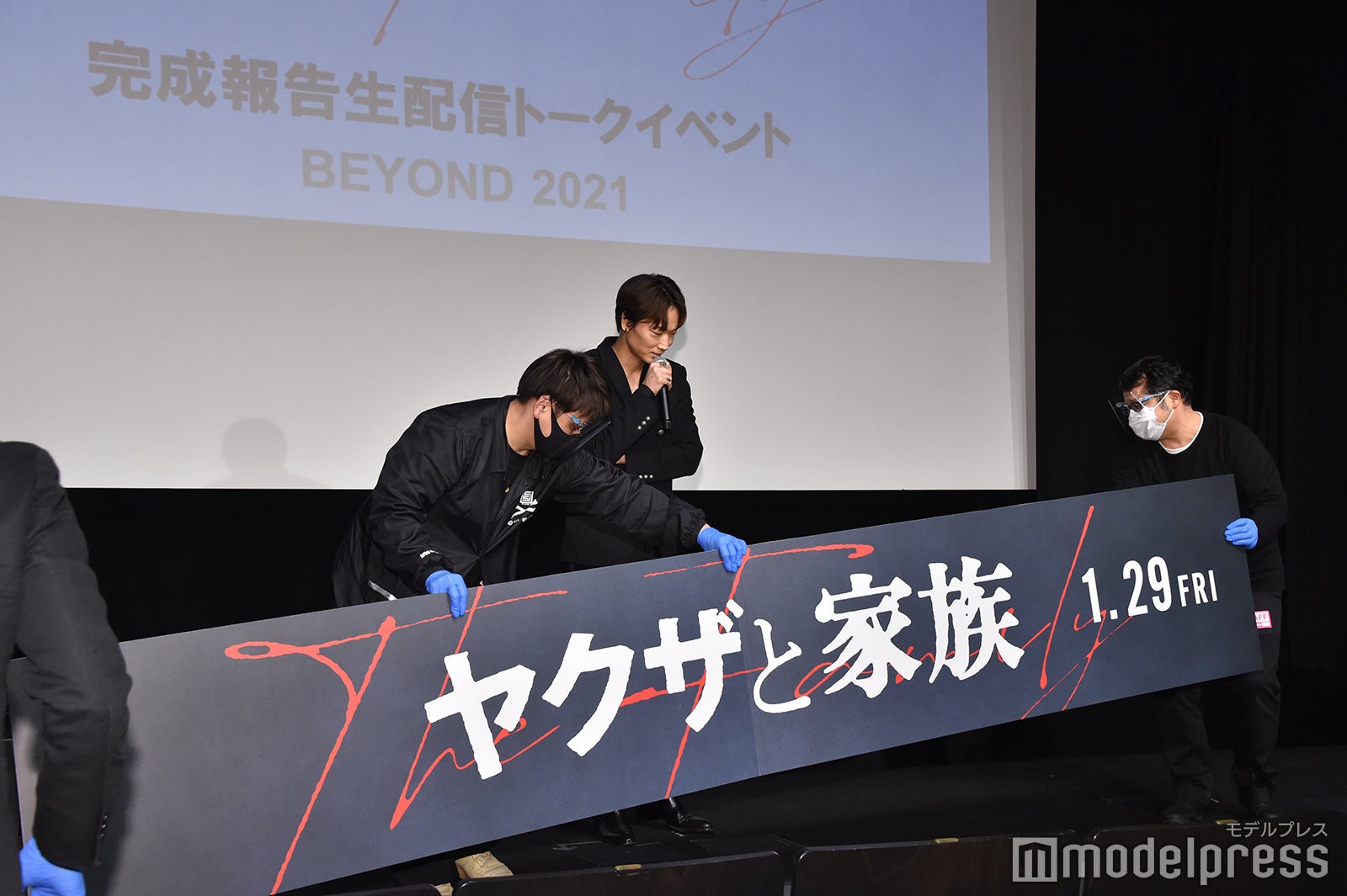 転換中も1人ステージに残る綾野剛（C）モデルプレス