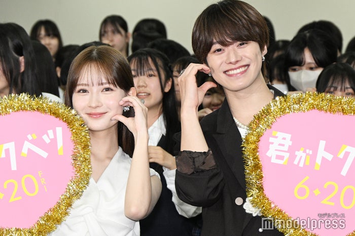 高校にサプライズで登場した畑芽育＆大橋和也（C）モデルプレス