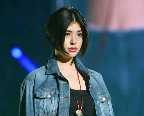 佐久間由衣、ベアトップでヘルシー肌見せ 最旬“デニムオンデニム”<神コレ2016S/S>